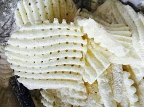 均匀筛到薯格上。