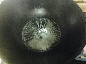 锅中入油，因为我是分批炸所以放的少。大概8成热，放入薯格。