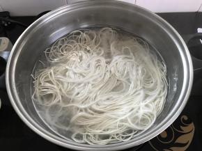 2、锅中倒入水，水开后加入少许盐再放入面条，煮开，中间用冷水点一次水，再次煮开后即可关火。