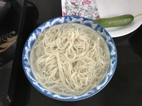 3、把面捞出放入冰水中。