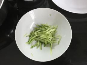 4、这时把黄瓜擦丝。