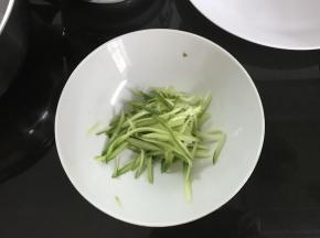 4、这时把黄瓜擦丝。