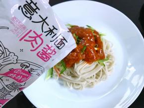 6、把面捞出装在盘中，放上黄瓜丝，再加入肉酱。