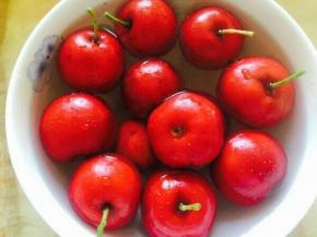 山楂洗净，备用。