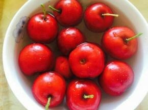 山楂洗净，备用。