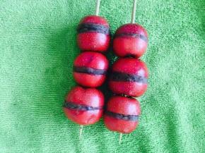 抹好的山楂对好，插上竹签。