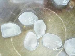 冰糖冷水入锅熬。