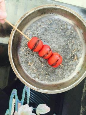 撒上芝麻，均匀的给山楂上糖。