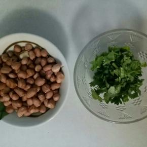 花生用水洗净晾干，用厨房用纸吸干水分，香菜洗净切碎备用