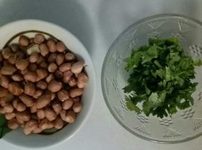 花生用水洗净晾干，用厨房用纸吸干水分，香菜洗净切碎备用