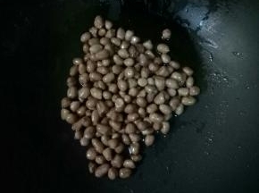 冷锅冷油油要稍多一点，倒入花生米，中小火不停的翻炒