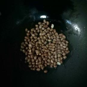 听到花生有噼啪爆的声音，再炒几下，看到花生表面颜色变得红润就差不多了