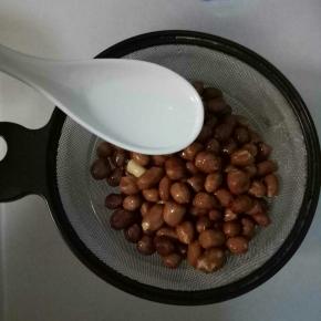 立即起锅，浇上1茶匙高度的白酒(这是花生酥脆的妙招)