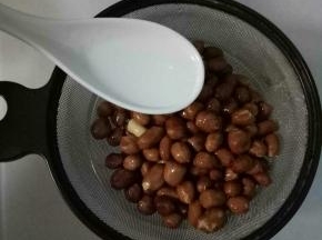 立即起锅，浇上1茶匙高度的白酒(这是花生酥脆的妙招)