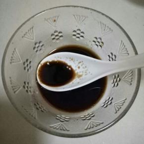 用一小碗加入生抽1茶匙，老老醋2-3茶匙，糖1大茶匙，鸡精1小勺调匀(充分搅拌，让糖融化)做成调料汁