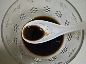 用一小碗加入生抽1茶匙，老老醋2-3茶匙，糖1大茶匙，鸡精1小勺调匀(充分搅拌，让糖融化)做成调料汁