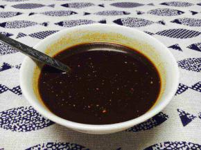 调制碗汁，碗中放生抽3勺，醋1勺，面酱10g，腐乳5g，番茄酱3g，白糖1勺半，白酒1勺，用小勺调匀，再放适量的清水。