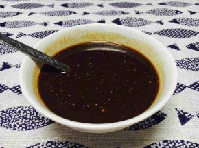 调制碗汁，碗中放生抽3勺，醋1勺，面酱10g，腐乳5g，番茄酱3g，白糖1勺半，白酒1勺，用小勺调匀，再放适量的清水。
