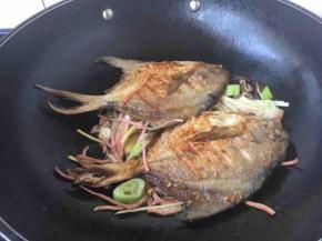 把煎好的鱼放进去