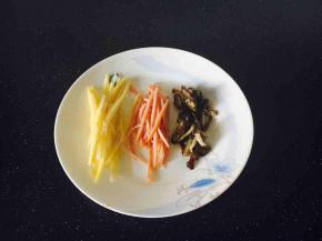 笋切丝后焯水，火腿切丝，泡发好的香菇切丝焯水。笋丝可选用鲜笋也可选用玉兰片，香菇如果选用干香菇则需要用温水泡30分钟，鲜香菇则直接切丝。这三丝主要是起到提鲜的作用，如果您感觉这步复杂，可以略去，平子鱼鲜美的口感不会受到影响。