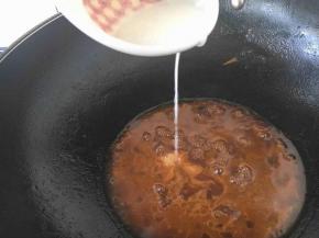 用水淀粉勾薄芡然后浇在鱼的身上。