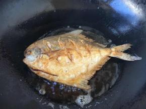 这是煎好的一面，颜色成金黄色。如果您用的是铁锅，要把锅烧的热热的，再用姜擦擦锅底，再倒上油，油要烧到冒青烟时才能把鱼放进去煎。