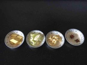 姜片、葱段、蒜片、八角