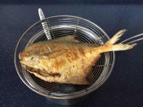 煎好的鱼要放在蓖网上沥一下油，或者用厨房用纸吸一下油。