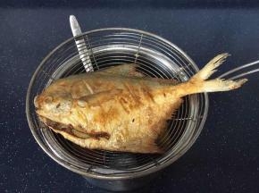 煎好的鱼要放在蓖网上沥一下油，或者用厨房用纸吸一下油。