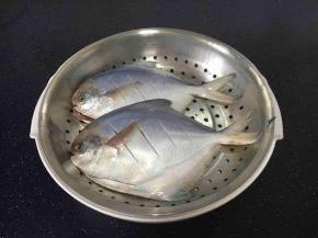 把平子鱼洗干净，轻轻刮去鱼鳞，去除内脏、鳃，沥沥水分并且用厨房用纸把鱼体的水分吸干，在鱼背贴着鱼骨的地方划几刀，不要划段，两面都要划几刀哦，划刀的目的一是为了方便入味，另一是防止煎鱼时把鱼皮煎爆破啦影响颜值。