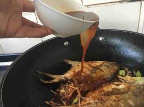 改大火，先倒入提前调好的步骤4的碗汁，再加入清水，清水一定是凉水哦，让汤汁的量要与鱼齐平。