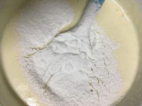 低粉过筛加入全蛋糊，翻拌均匀至无颗粒