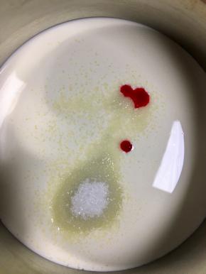 淡奶油，糖和色素倒入无水无油的盆中，低速打发至有纹路，装入裱花袋，选择喜欢的裱花嘴，挤在放凉的纸杯蛋糕上