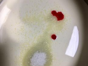 淡奶油，糖和色素倒入无水无油的盆中，低速打发至有纹路，装入裱花袋，选择喜欢的裱花嘴，挤在放凉的纸杯蛋糕上