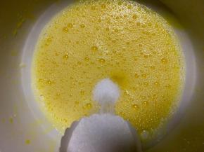 打发至粗泡状态倒入细砂糖