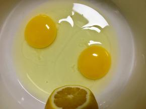 全蛋倒入无水无油的碗中，滴入几滴柠檬汁