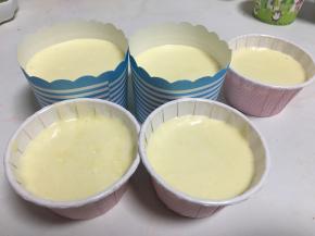 距离纸杯15厘米出倒入纸杯轻震出气泡