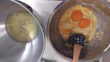 搅拌均匀后再加入2个鸡蛋黄，搅拌成顺滑，