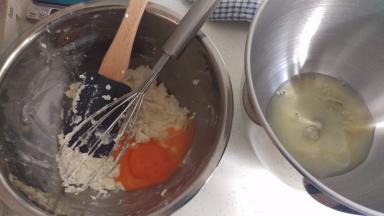 再放入筛过的低粉和玉米粉，搅拌到粉没有后，加入2个蛋黄，搅拌均匀。