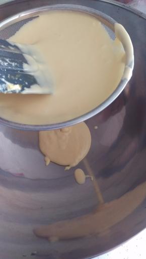 搅拌后用漏网过筛。