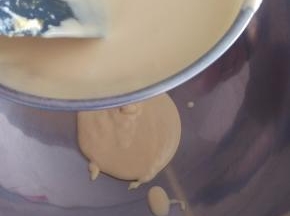 搅拌后用漏网过筛。
