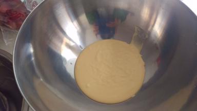 过筛后的面糊很均匀很滑，