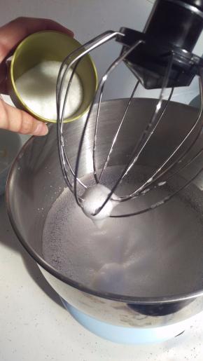 准备打蛋白，用高速20-30秒，打到大泡泡，加入1/2糖。