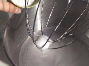 准备打蛋白，用高速20-30秒，打到大泡泡，加入1/2糖。