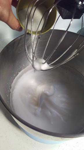 再用中速度打到蛋白稳定，再加入剩下的糖。再用中速度打。