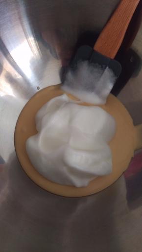 拿1/3的蛋白加入蛋黄糊均匀搅拌，注意搅拌手法，用“Z”搅拌。