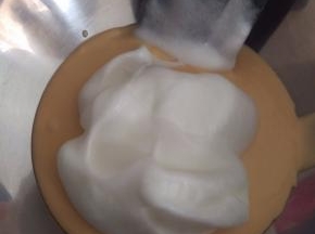 拿1/3的蛋白加入蛋黄糊均匀搅拌，注意搅拌手法，用“Z”搅拌。
