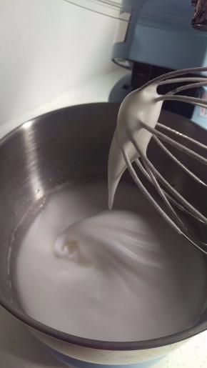 打到湿性发泡。预热烤箱180度