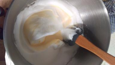 搅拌均匀后再倒回剩下的蛋白中，再搅拌，注意搅拌手法。