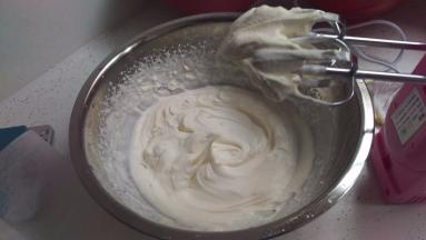 把奶油加入糖打到硬性。